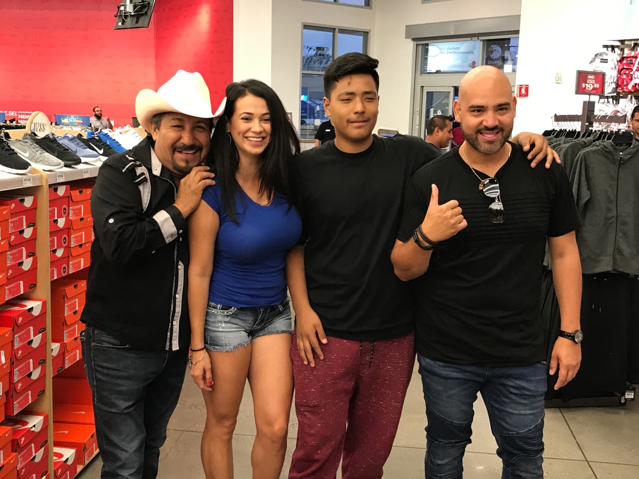 El Bueno, La Mala y El Feo llenaron las calles de seguidores de Christian Nodal para su primer encuentro con sus fans en la ciudad de Los Ángeles.