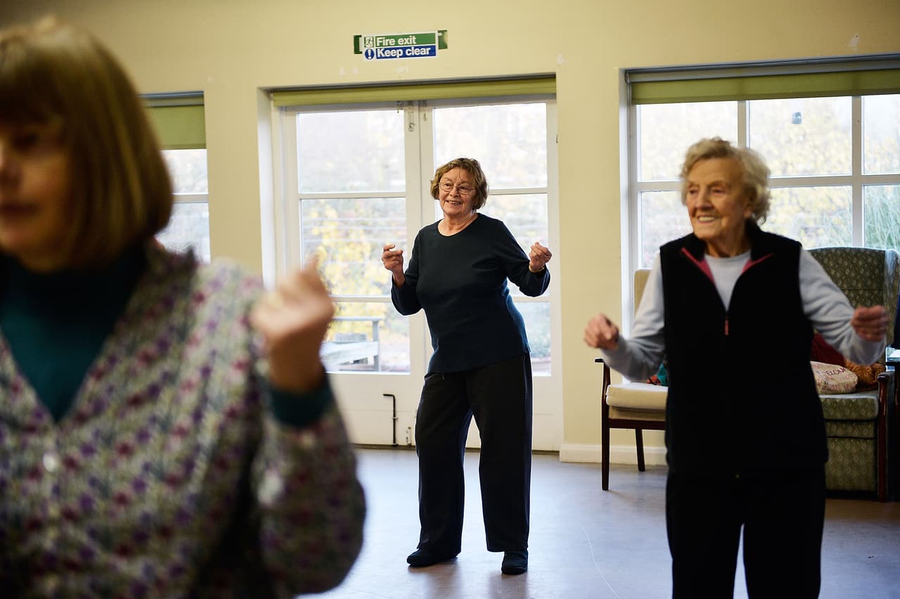 Los investigadores evaluaron datos de 19 estudios realizados entre 2002 y 2015 que
<b> examinaron los efectos del ejercicio en la <a href="https://www.univision.com/noticias/educacion-especial/que-son-discapacidades-del-aprendizaje">capacidad cognitiva</a></b> en 1,145 personas con riesgo o diagnosticadas con 
<a href="https://www.univision.com/noticias/alzheimer/habra-35-millones-de-latinos-en-eeuu-con-alzheimer-en-2060-segun-estudio">Alzheimer</a>. Casi el 90% fueron ensayos controlados aleatorios, que son el tipo de estudio más confiable.