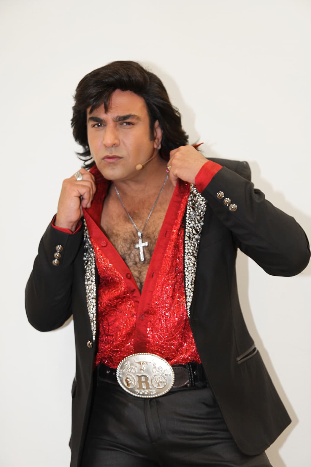 En la quinta gala salió "echando tiros", igual que en las anteriores. Esta vez lució una impresionante hebilla plateada.