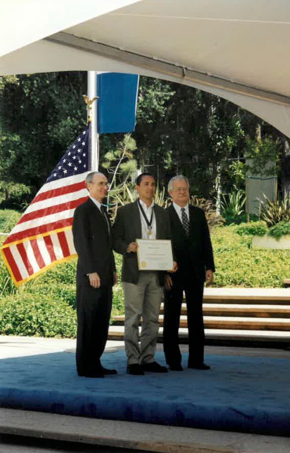Acompañado de honores por los resultados de sus investigaciones en la ciencias espaciales.