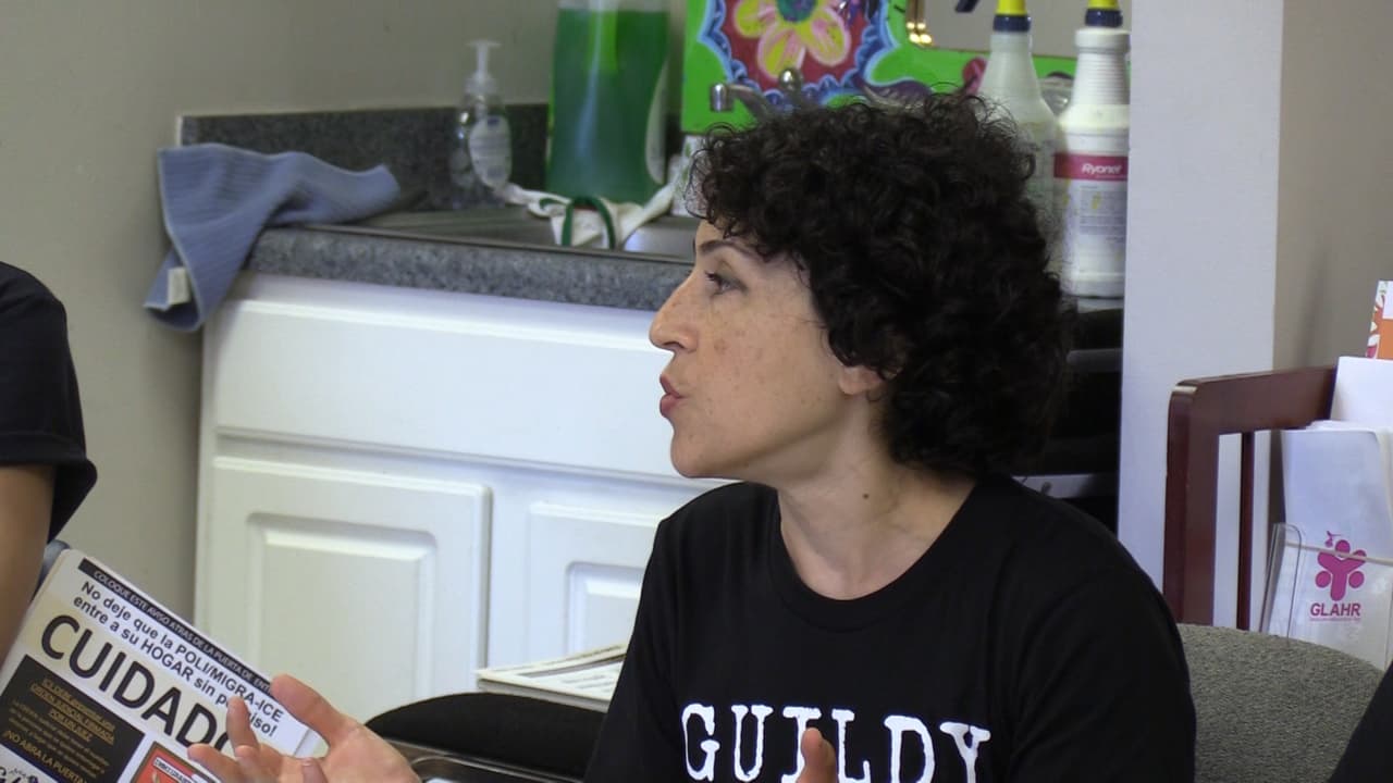 Las comunidades inmigrantes de Georgia vivieron entre los rumores y el miedo el inicio de lo que según el gobierno federal serán varios días de operativos para poner bajo custodia y deportar a indocumentados. En horas de la tarde de este domingo, tanto grupos activistas como Inmigración no habían confirmado detenciones en la región. Al norte de Atlanta, más de 70 personas se reunieron desde muy temprano en la sede de la organización Alianza Latina de Georgia por los Derechos Humanos (GLAHR), desde donde se formaron una decena de grupos que salieron a verificar si agentes del Servicio de Inmigración y Control de Aduanas de los Estados Unidos (ICE) estaban en los vecindarios arrestando a personas.