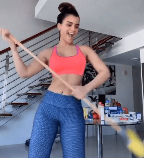 O por qué no, mostrar sus dotes para el baile, los cuales la llevaron a ser ganadora de Mira Quién Baila All Stars en su edición 2019.