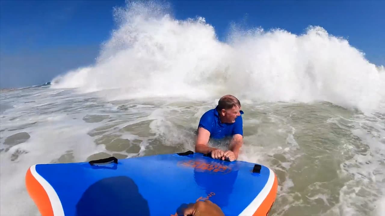 Surfista salva a hombre atrapado por corriente de resaca en playa de Nueva Jersey