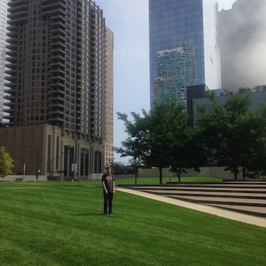 Los vuelos de sus amigos fueron cancelados por lo que terminó celebrando su despedida de soltero, solo pero muy bien.