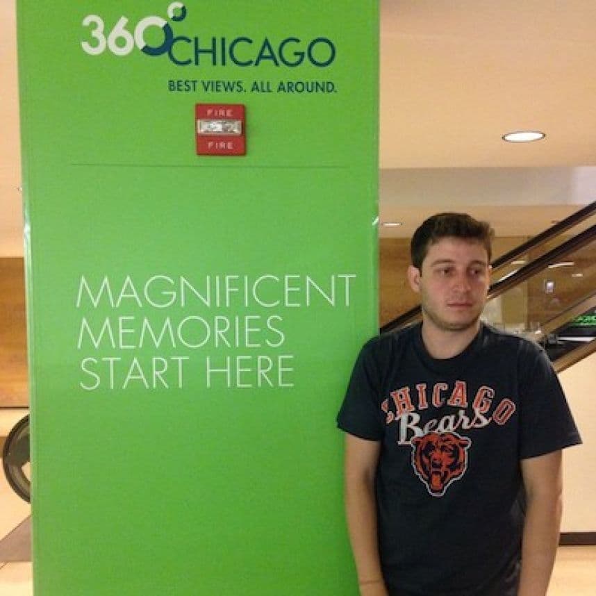 Los vuelos de sus amigos fueron cancelados por lo que terminó celebrando su despedida de soltero, solo pero muy bien.