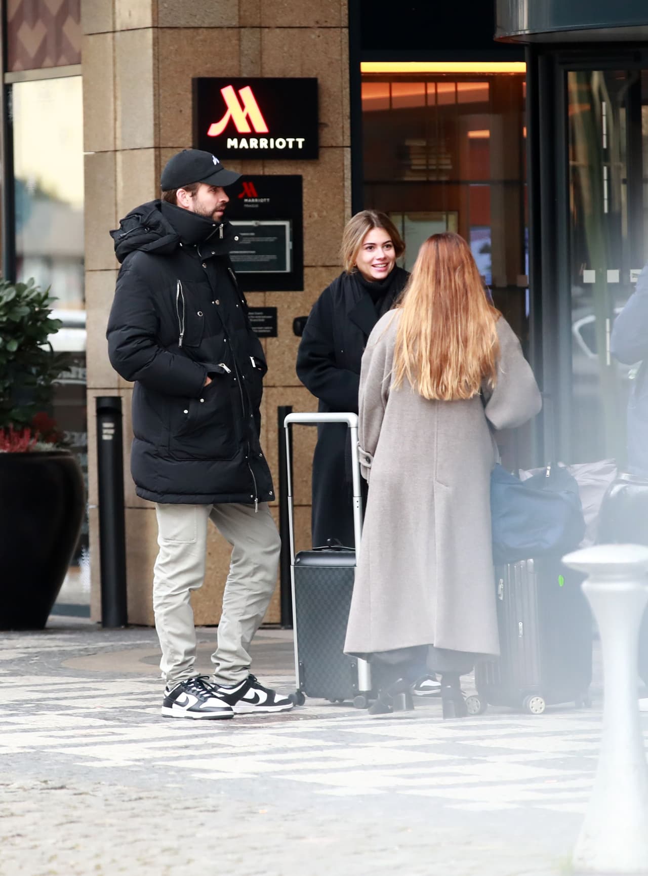 Ya en Praga, los hermanos Piqué y sus respectivas parejas se hospedaron en el Marriot Hotel, que el Nacional de Catalunya puntualiza “no llega ni a cinco estrellas”. 
<br>