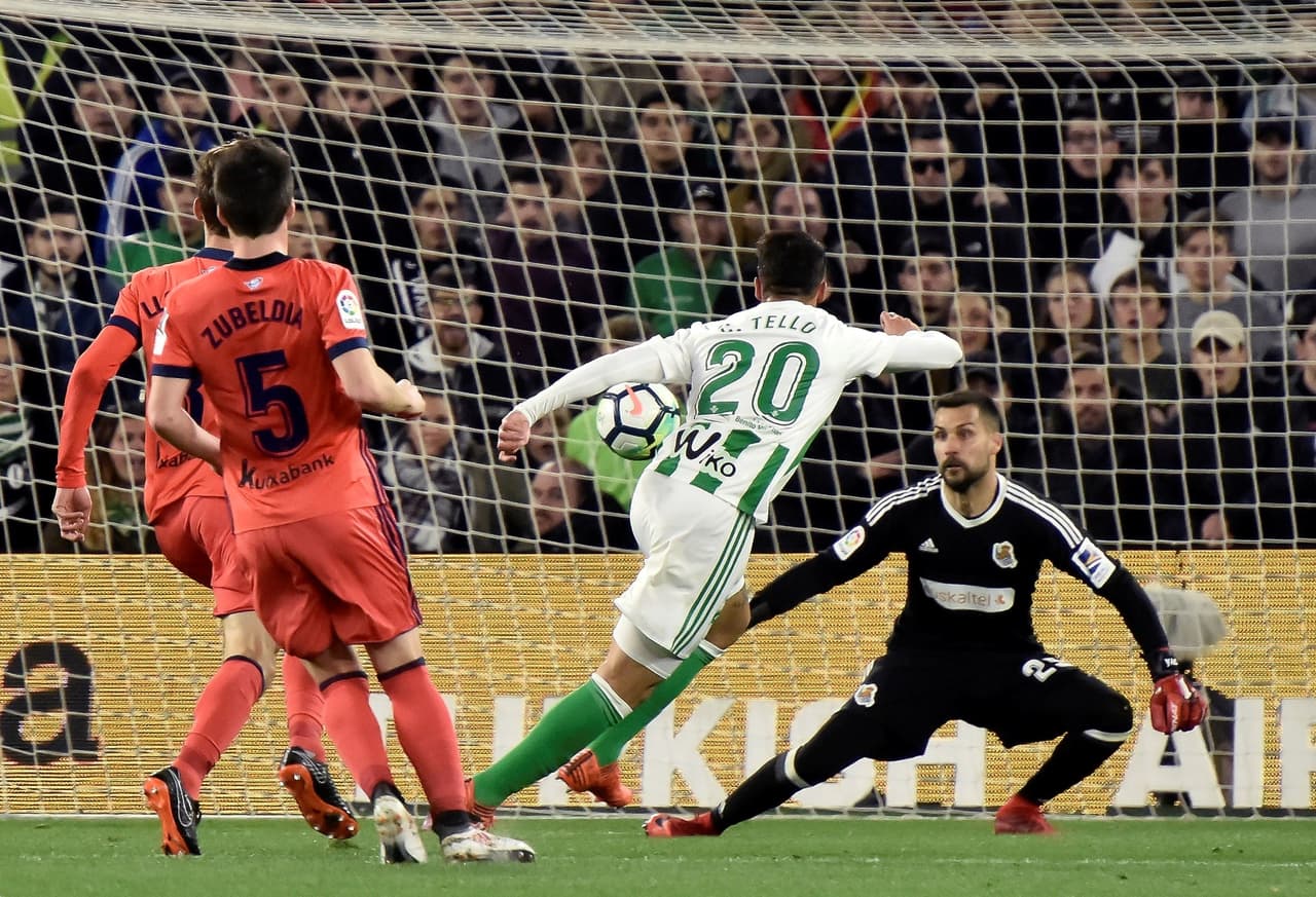 Betis corrió mucho para equilibrar, aunque la pugna en el centro predominó en un primer periodo en el que los locales tuvieron la primera clara a los 37 minutos, de Tello, al que respondió bien Moyá.