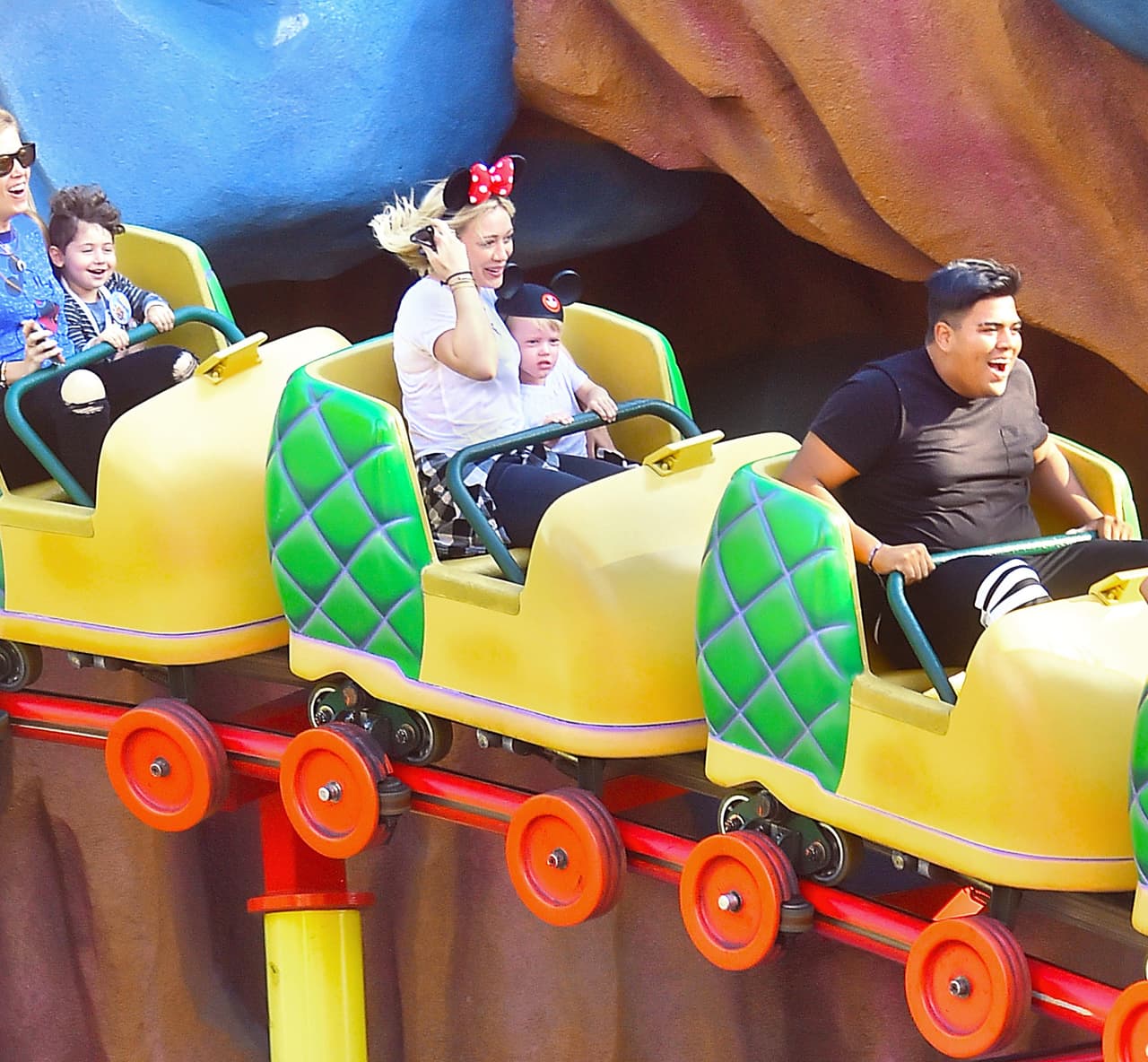 La actriz al parecer prefiere jugar con su pequeño a solas.