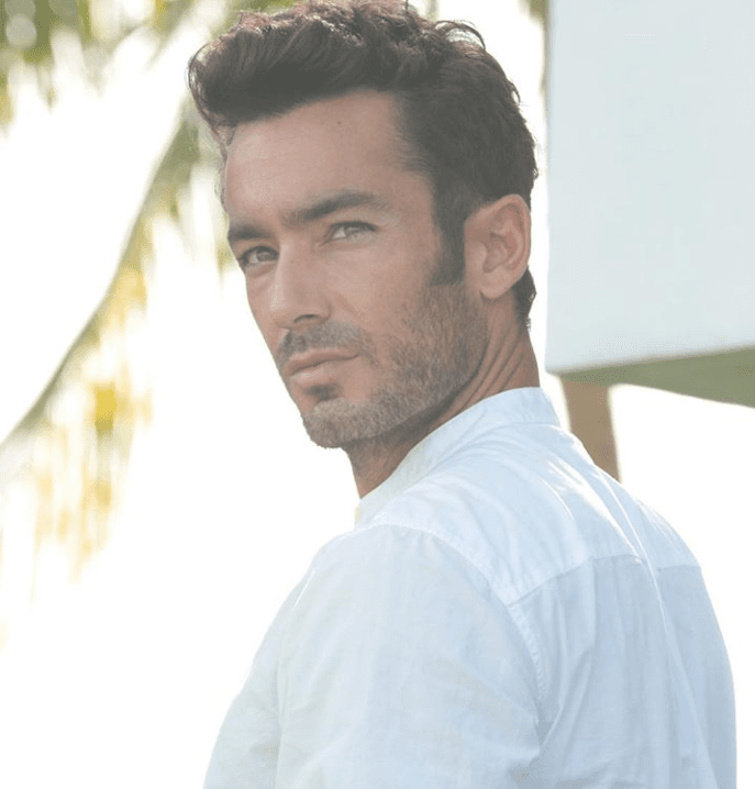 Aarón Díaz también parece tener un hermano menor en el medio del espectáculo.