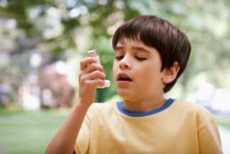 Son varias las causas del asma, una de ellas es el polen, las alergias, la presencia de irritantes en el aire,
<b> infecciones virales o bacterianas.</b>