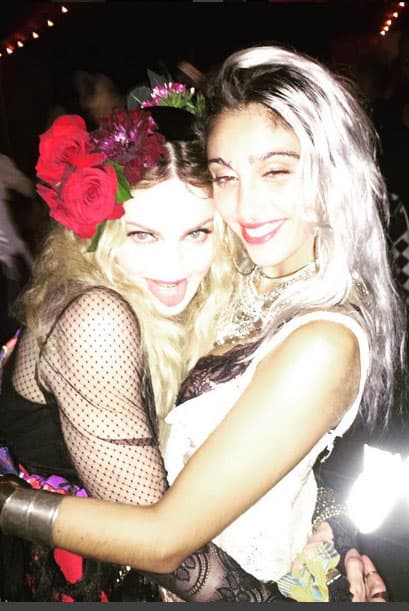 Más que madre e hija parecen ¡hermanas! Aunque tenemos que reconocer que en belleza, Lourdes ya superó a su mamá.