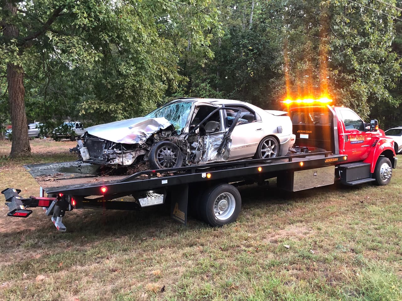 El motorista del auto escapó del lugar antes de que llegaran los oficiales del alguacil. La Oficina del Sheriff dijo a 
<b>Noticias 34</b> que "lo más seguro es que el conductor esté herido". El vehículo ha sido registrado en el condado de Hall.