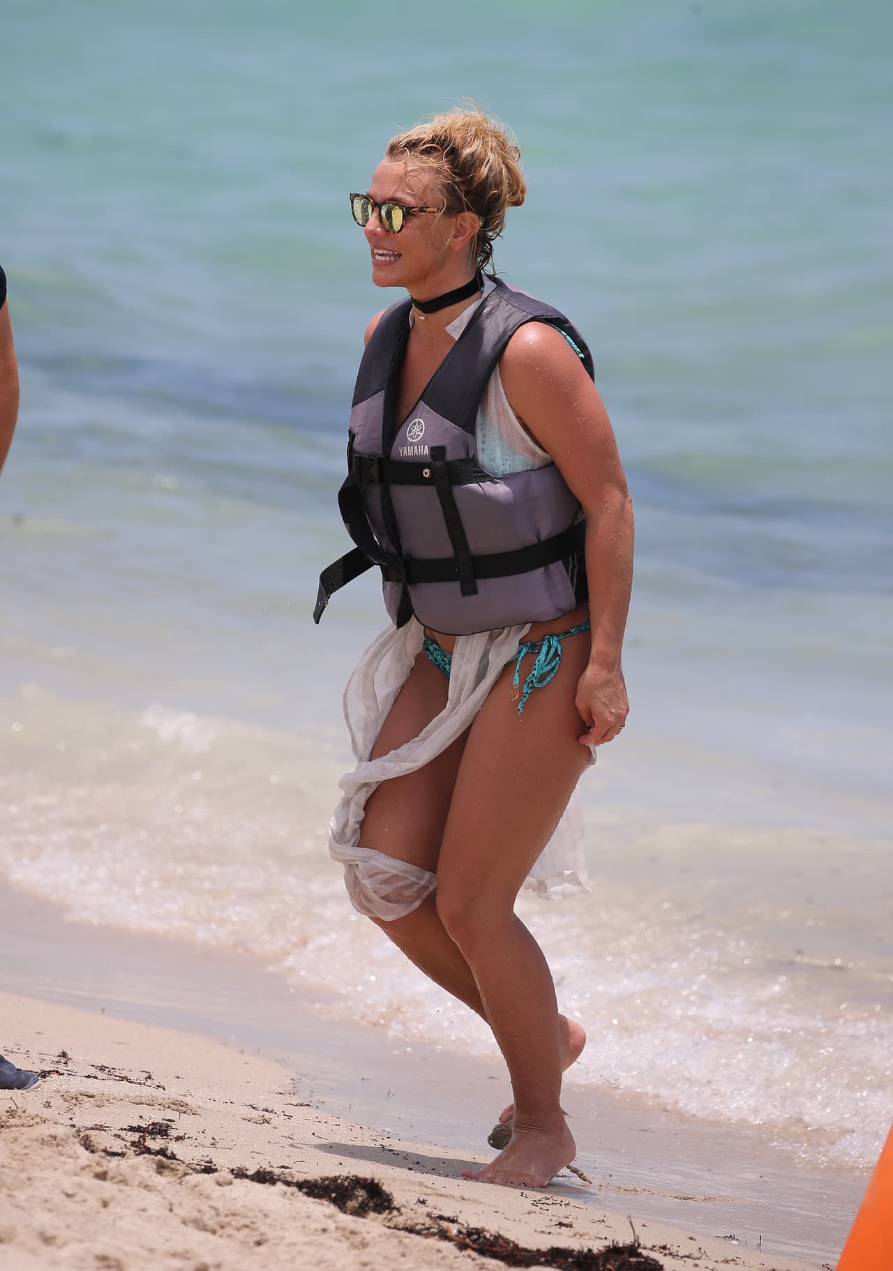 La especulación sobre esta producción se activó en enero, cuando circuló el rumor sobre una colaboración con
<b> <a href="https://www.univision.com/entretenimiento/camilla-cabello-la-cubana-convertida-en-estrella-que-tiene-parte-de-su-corazon-en-la-habana-video">Fith Harmony</a></b>, pero la agrupación 
<b><a href="https://www.univision.com/entretenimiento/en-5-parrafos-fifth-harmony-anuncia-su-disolucion-sus-integrantes-se-lanzaran-como-solistas">anunció en marzo su disolución</a>.</b>