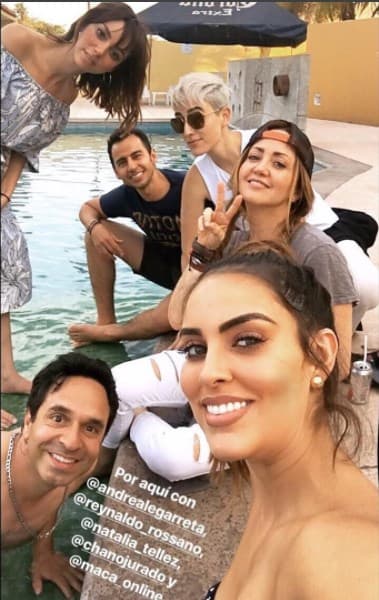 Sara Corrales, parte del elenco de 'La doble vida de Estela Carrillo' también se sumó a la diversión en la piscina.