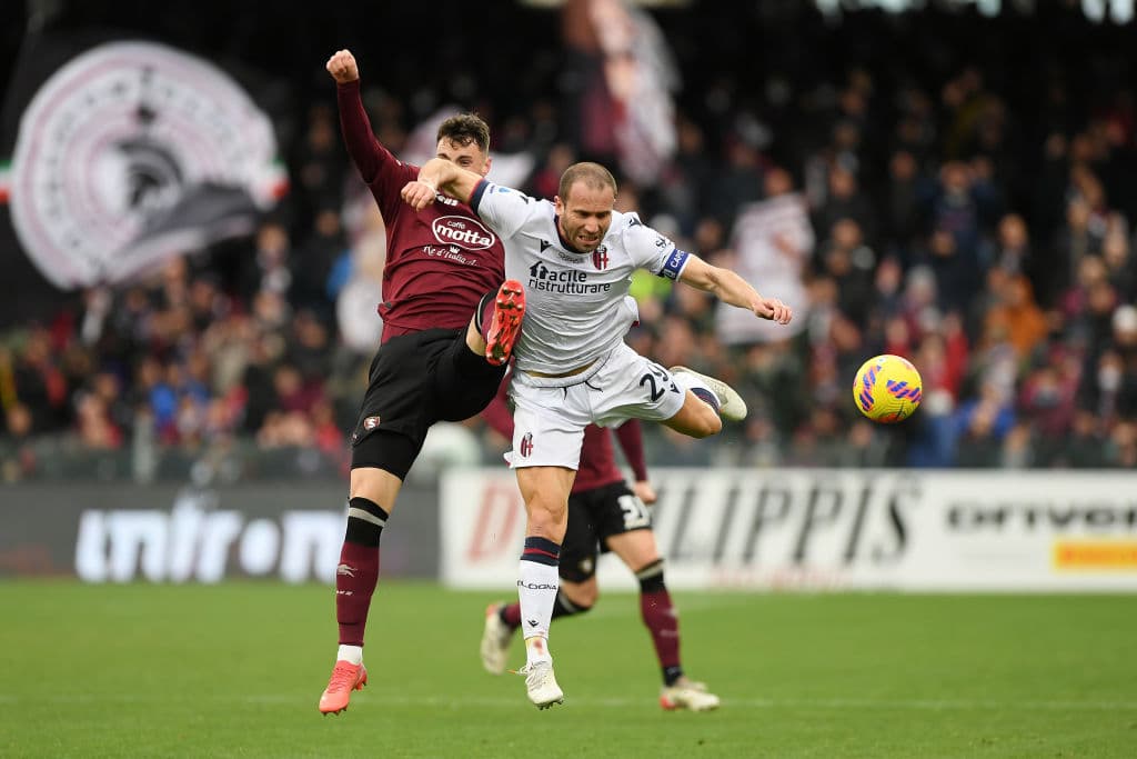 Dusan Vlahovic destaca con dos anotaciones en la victoria 2-3 sobre el Empoli y Bologna empata 1-1 con Salernitana.