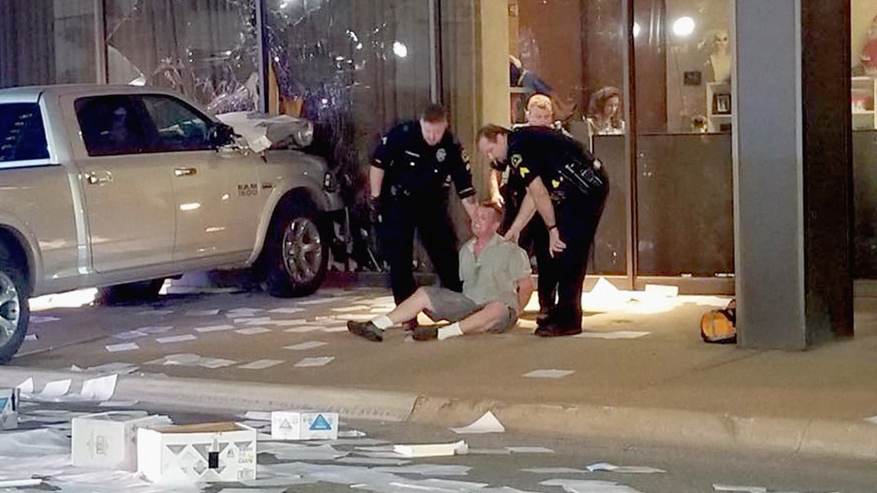 Un hombre estrella su camioneta contra una estación de TV en Dallas