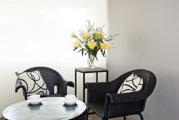 Si te inclinas por esta opción, elige sillas anchas, con apoyabrazos y almohadones, que permitirán que tus invitados estén más cómodos.