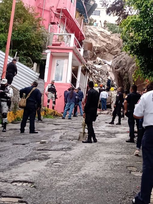 Una media hora después de los hechos llegaron al lugar los cuerpos de emergencia para iniciar la búsqueda de las personas desaparecidas bajo los escombros y prestar atención médica de ser necesario.