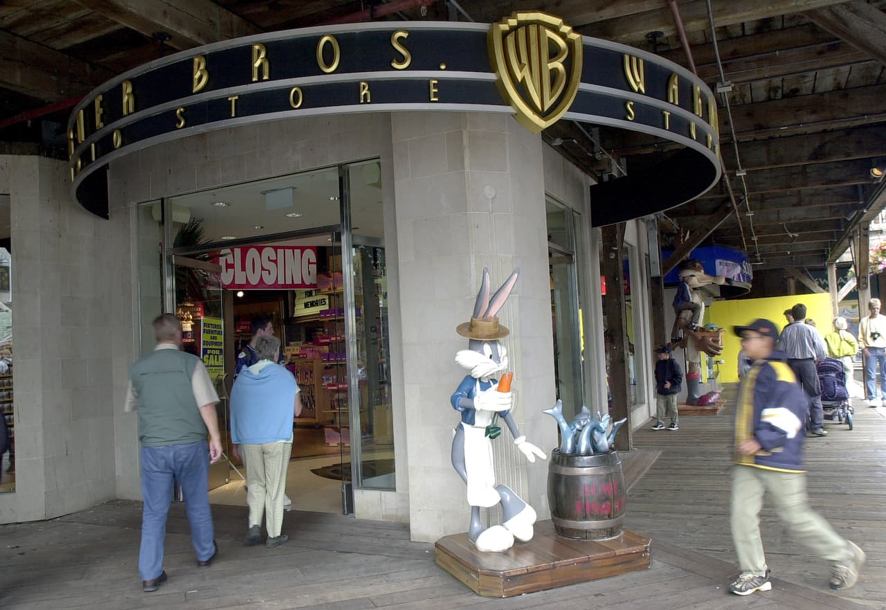 <b>Warner Bros. Studio Store</b> anunció que cerraría sus tiendas en el 2001con una pérdida de 3,800 empleos, luego de no encontrar un comprador para la cadena.