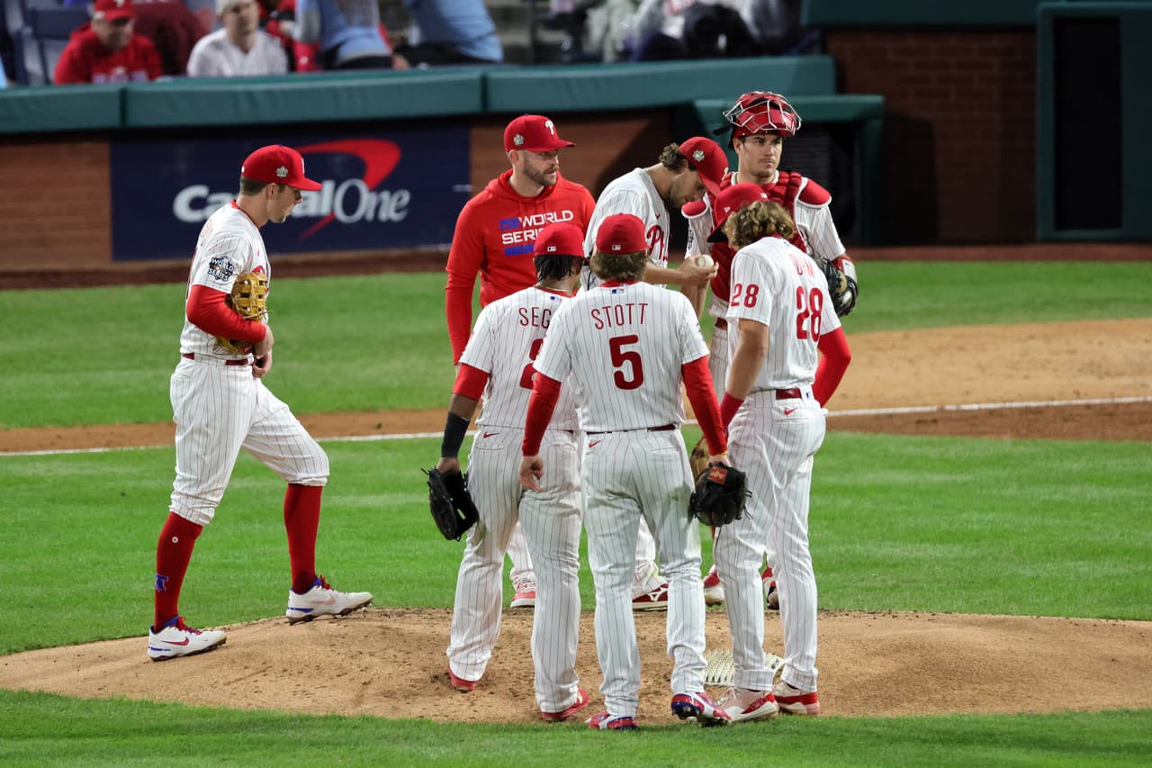 Los jugadores de los Phillies se reúnen con Aaron Nola en el montículo durante la quinta entrada contra los Astros de Houston.