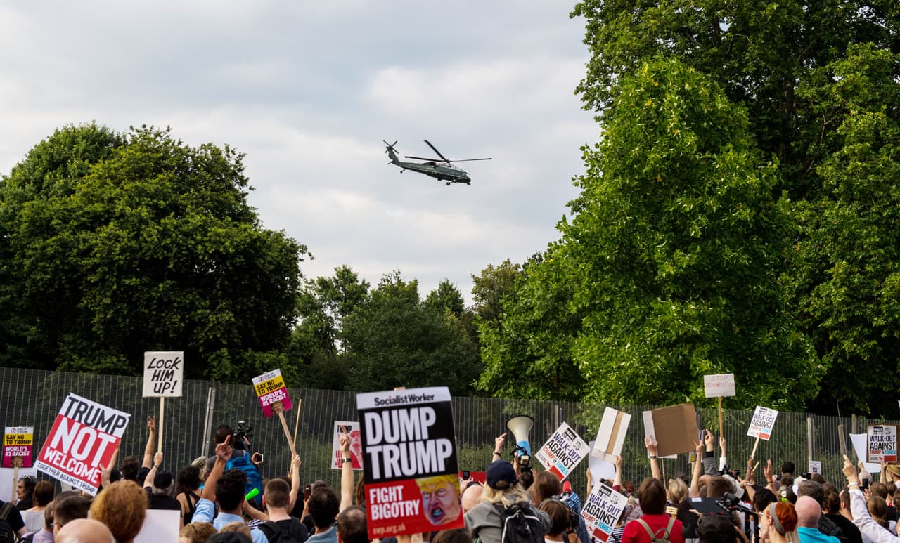 Decenas de manifestantes gritaron consignas al helicóptero presidencial de EEUU, Marine One, cuando despegaba de la residencia del embajador a la cena con empresarios.
