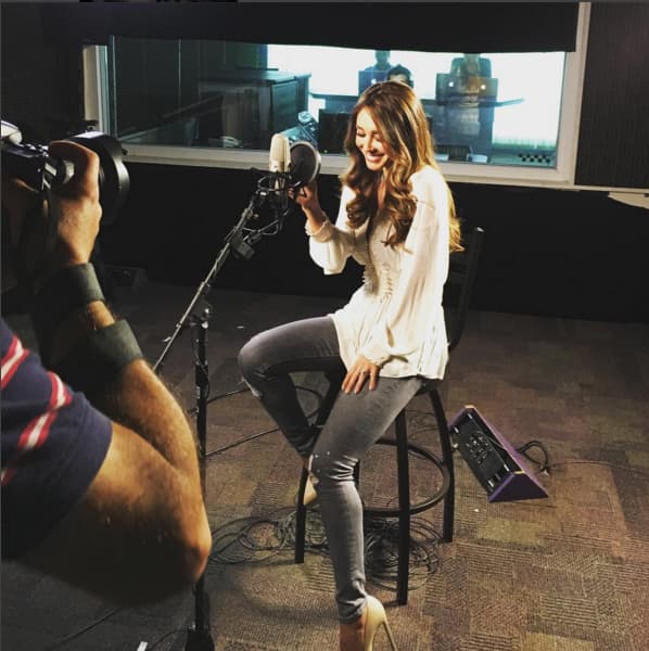 <b><a href="http://www.univision.com/temas/anahi">Anahí</a></b> no había dejado de trabajar en la música, 
<i>Inesperado</i> es el nombre de su más reciente producción discográfica.