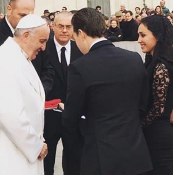 Anahí y su esposo Manuel Velasco saludaron con mucho respeto al Papa.