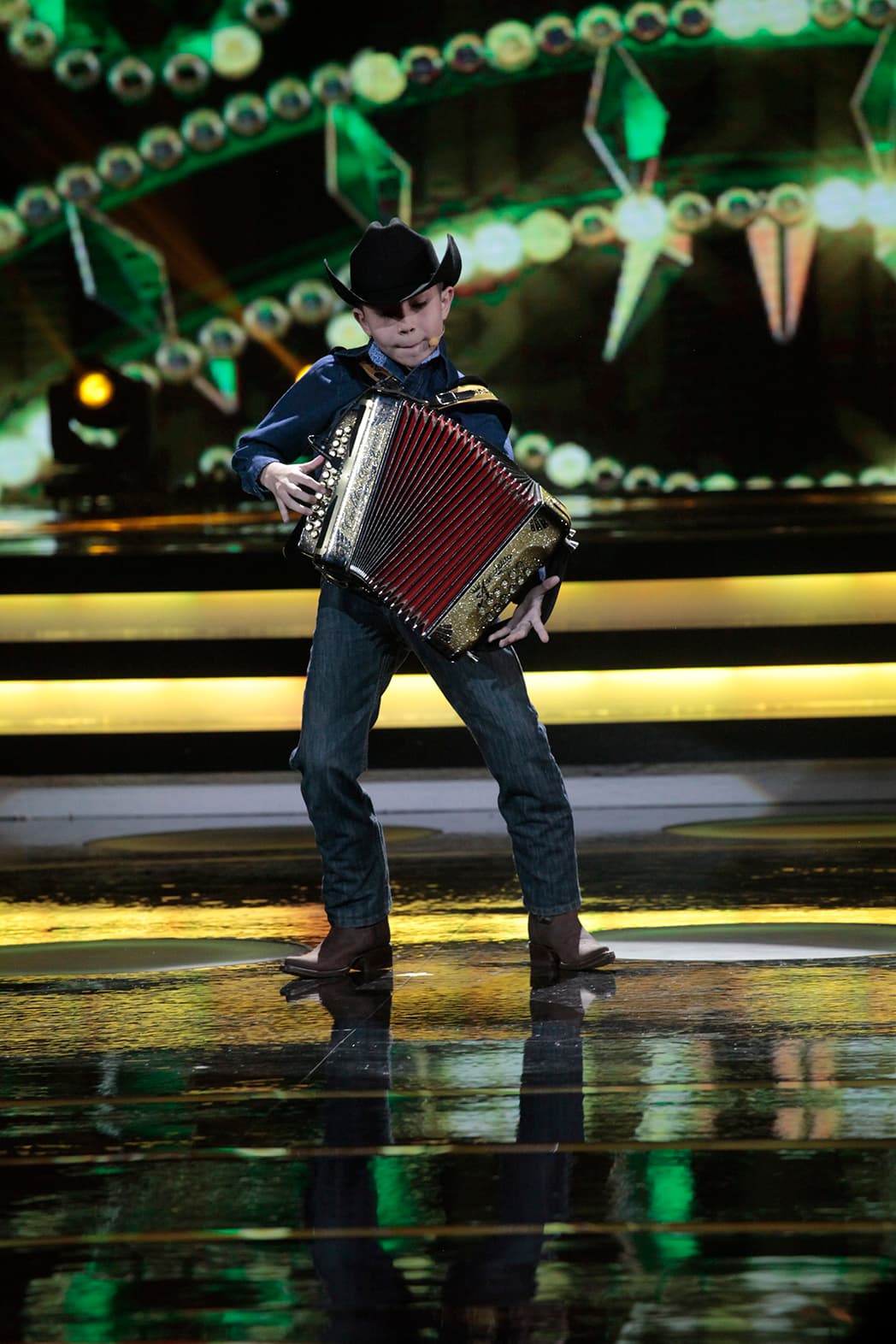 Algunos niños "genio" acuden ante los jueces del reality show infantil a mostrar su talento. Carlos Antonio Vázquez, quien a su corta edad sabe tocar perfectamente el acordeón, fue uno de ellos.