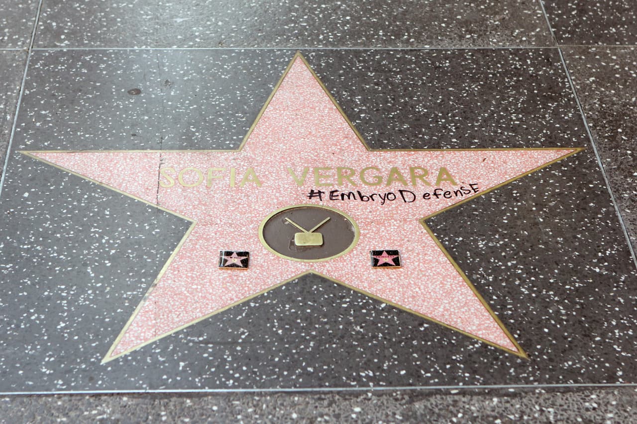 Mensajes con plumón sobre la figura del paseo de la fama de Hollywood opacaron la ocasión.