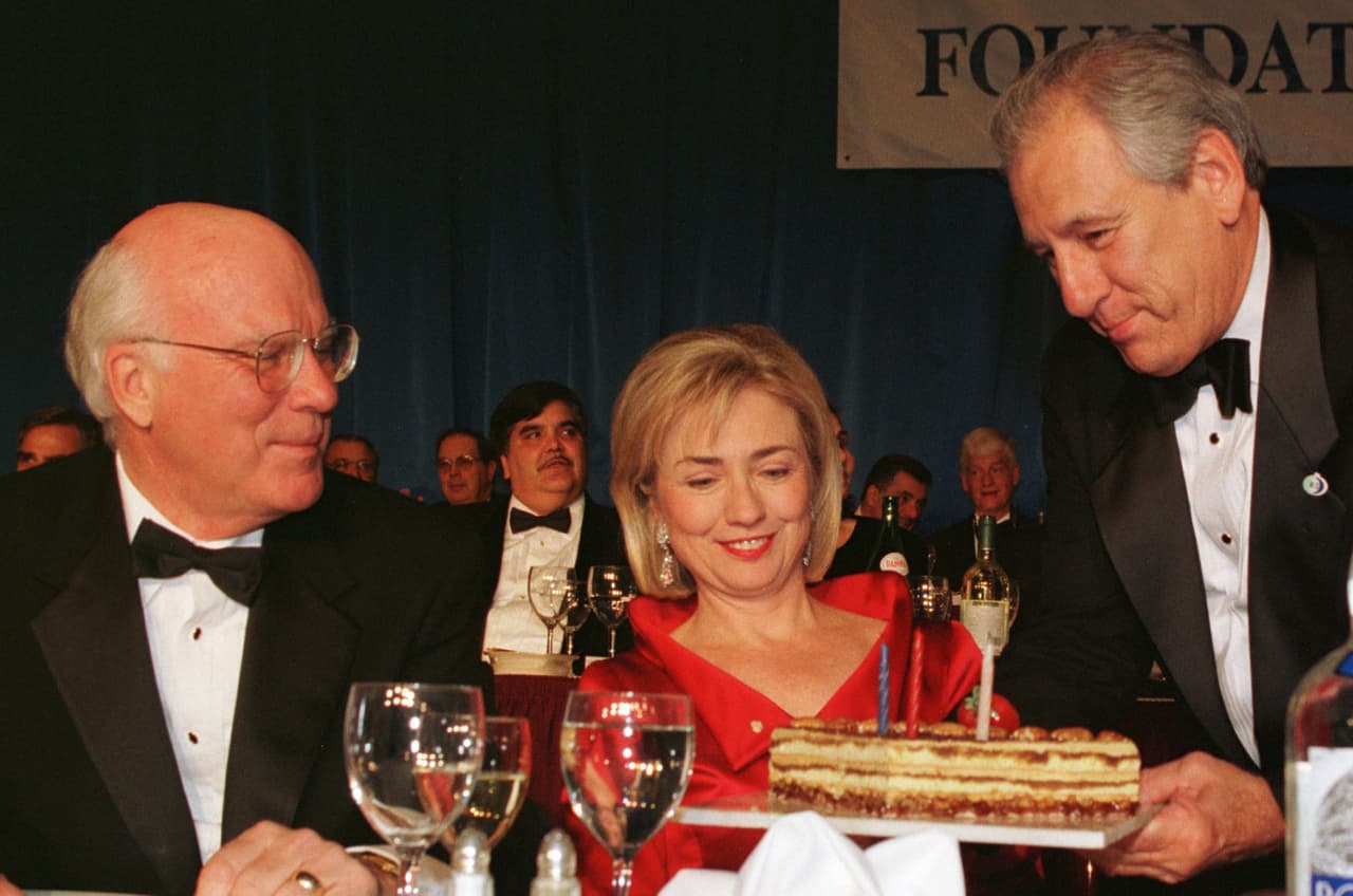 La celebración de los 50 años de la entonces primera dama Hillary Clinton duró varios días. El mismo 26 de octubre de 1997 sopló las velas durante la cena anual de la fundación Italiana Americana en Washington.