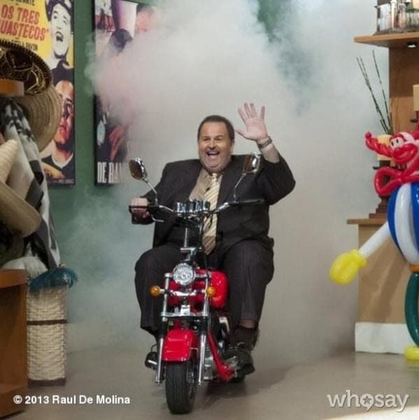 Un mes después de la cirugía Raúl regresó al show de manera triunfal, montado en una mini motocicleta.