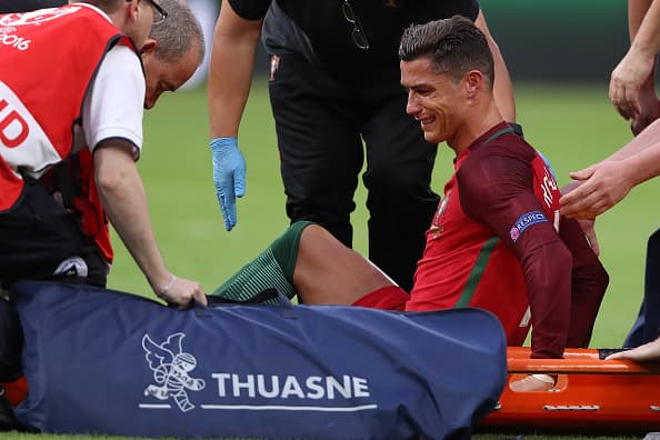 Entre lágrimas, Cristiano Ronaldo salió lesionado en la final de la Eurocopa de Francia