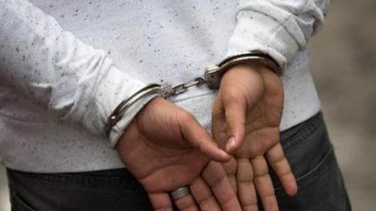 Fue hallada más tarde en un estacionamiento. Los oficiales encontraron en su posesión 3.2 gramos de cocaína, 1,4 gramos de cocaína crack y .4 gramos de metanfetaminas.