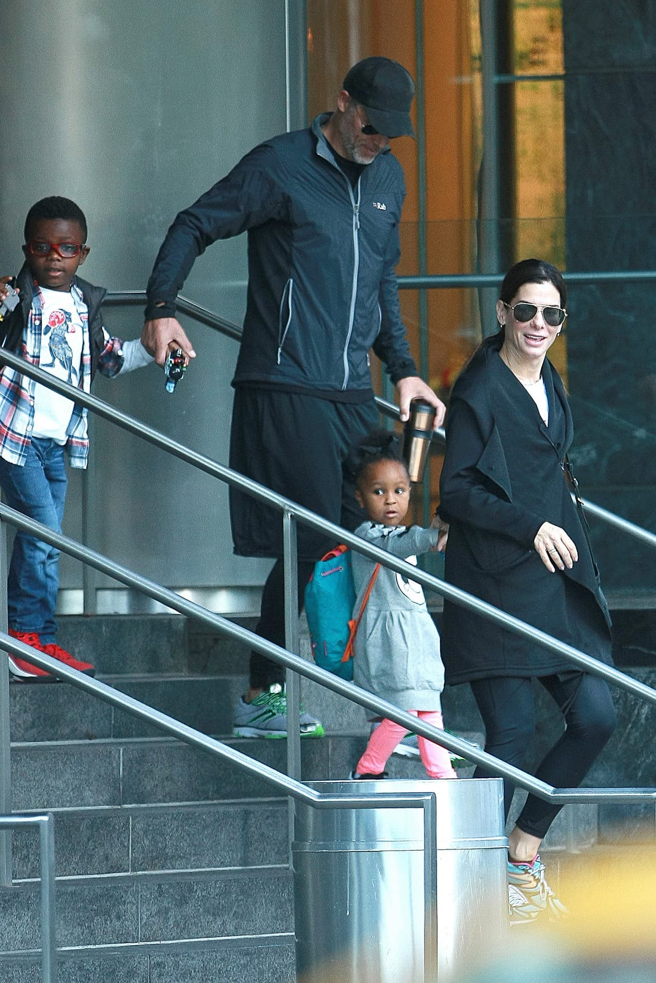 Sandra Bullock es otra estrella que prefiera recoger ella misma a sus pequeños Louis y Laila.