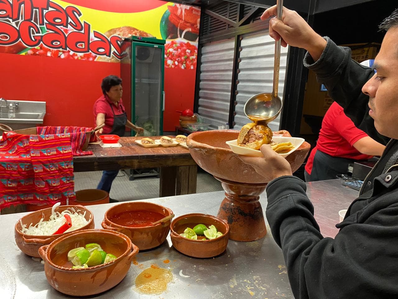 Cae la noche en Guadalajara y el Estadio Akron se alista para albergar el Chivas vs Toluca.