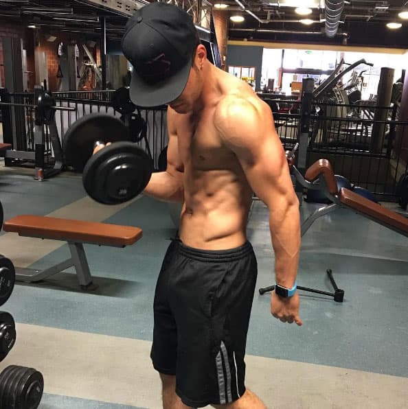Prince Royce sin playera para su #MotivationMonday.