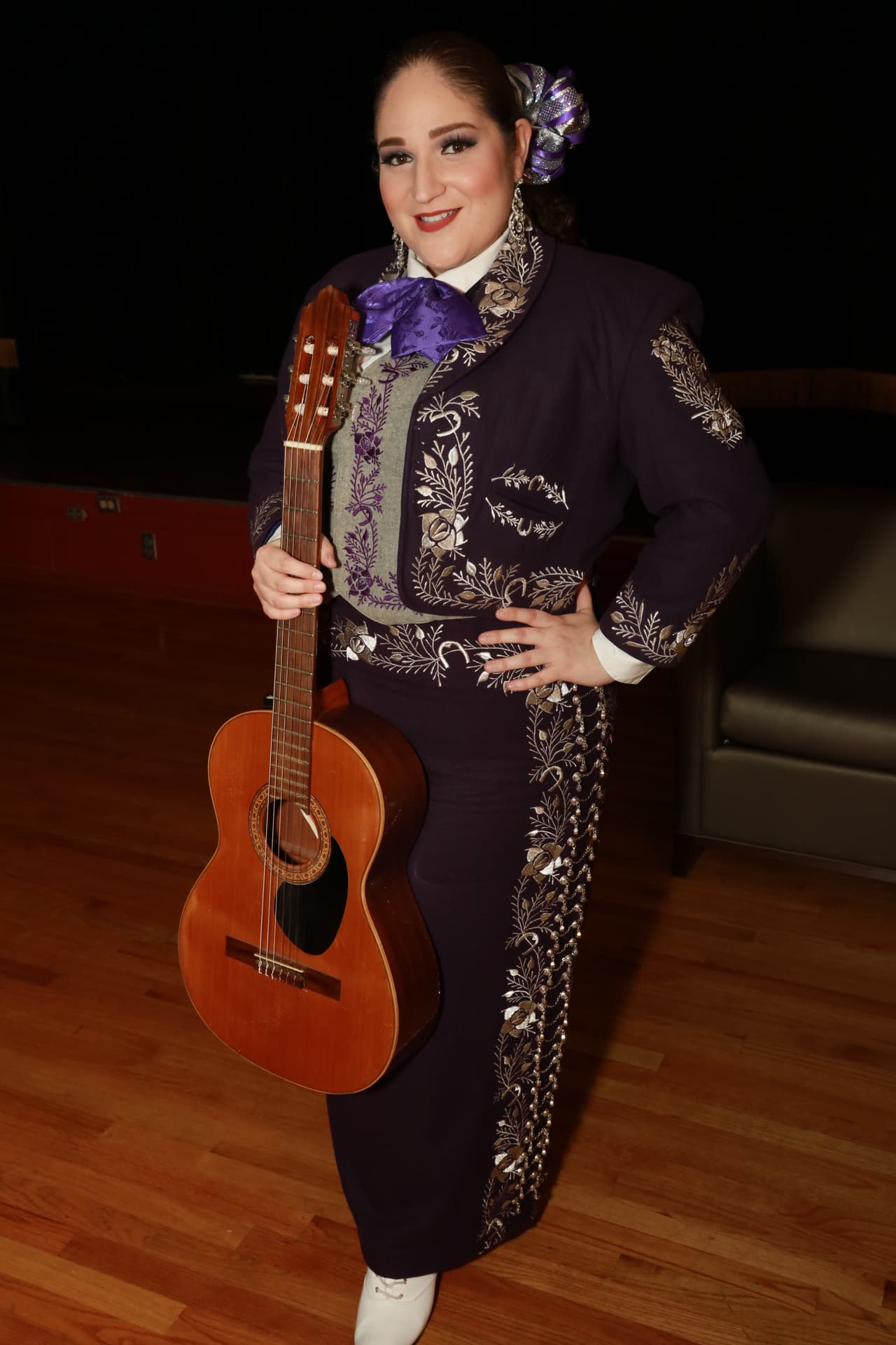 Ella aprendió a tocar la guitarra en El Paso, Texas.