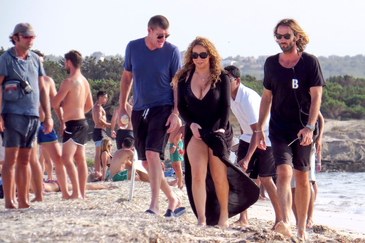 ¡Sexy! Por mucho que tratara de taparse, dejó ver algo de su figura.