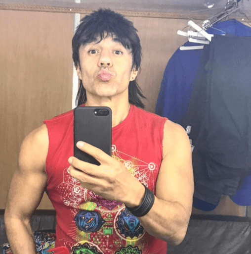 Con esa trompita 'El Vítor' llena de piropos a los 'bizcochitos' que se encuentra.