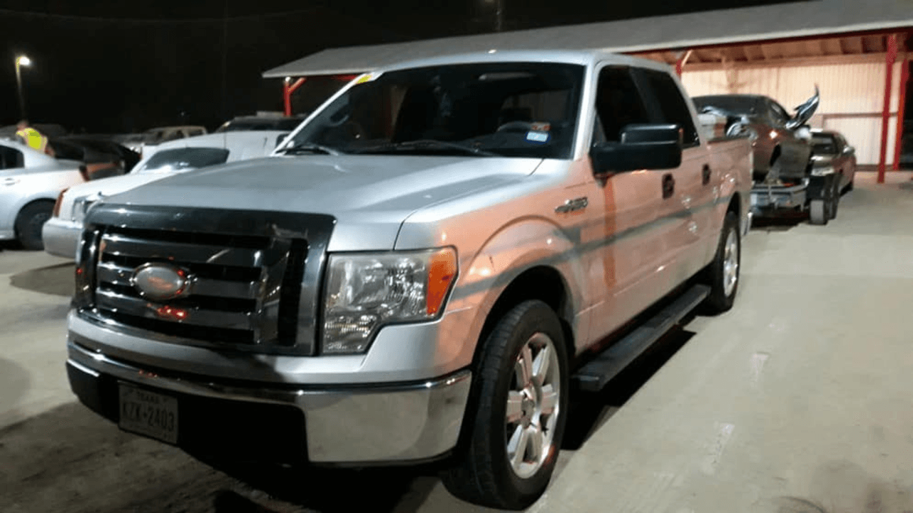 Entre las marcas están un Cadillac, cuatro vehículos Chevrolet, dos Toyota, un Mercedes, cuatro BMW, tres Ford, un Chrysler, un Nissan y un Volkswagen.