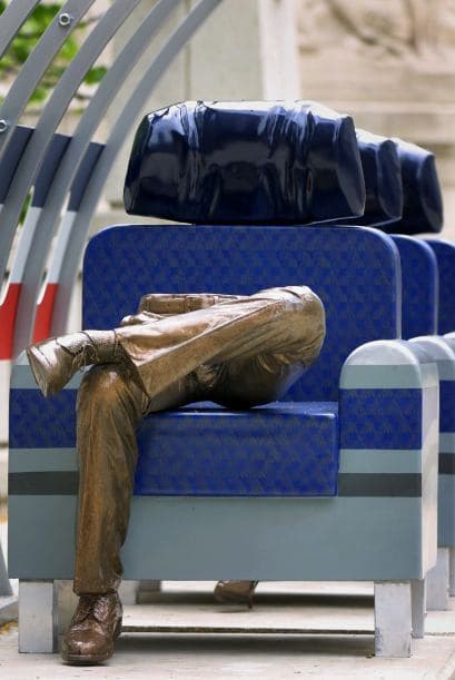 "American Airlines tiene una fuerte conexión con el pasado, con lo que era viajar antes", comentó Edward Pizzarello, un ejecutivo de una firma de inversiones de 37 años, que tiene más de 800 mil kilómetros (500 mil millas) con la aerolínea. "Me transporta a una época en la que la gente lucía sus mejores ropas para viajar por el mundo".