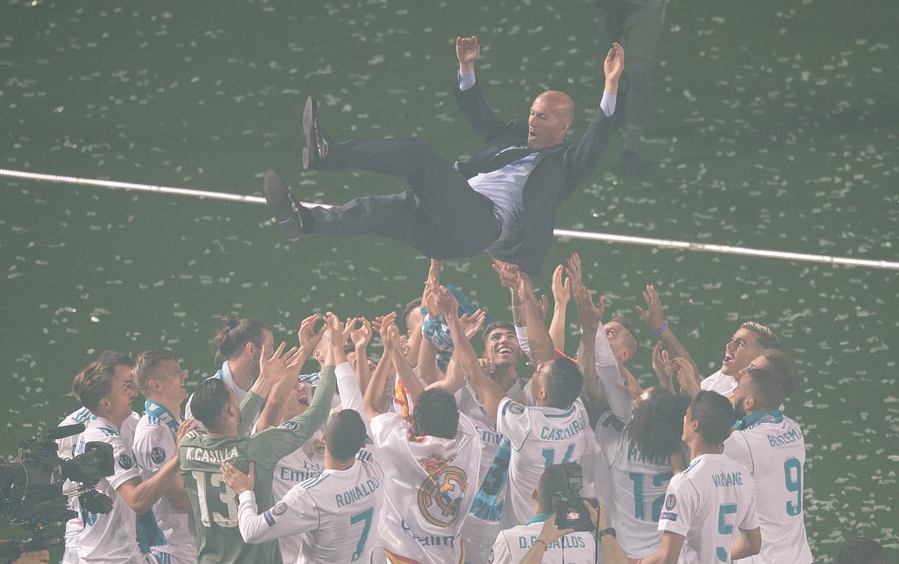 Zinedine Zidane ganó tres Champions League con el Real Madrid de manera consecutiva; obtuvo una Liga, una Copa, dos Mundiales de Clubes, dos supercopas de Europa y una de España, en dos años y medio con “los Blancos”.
