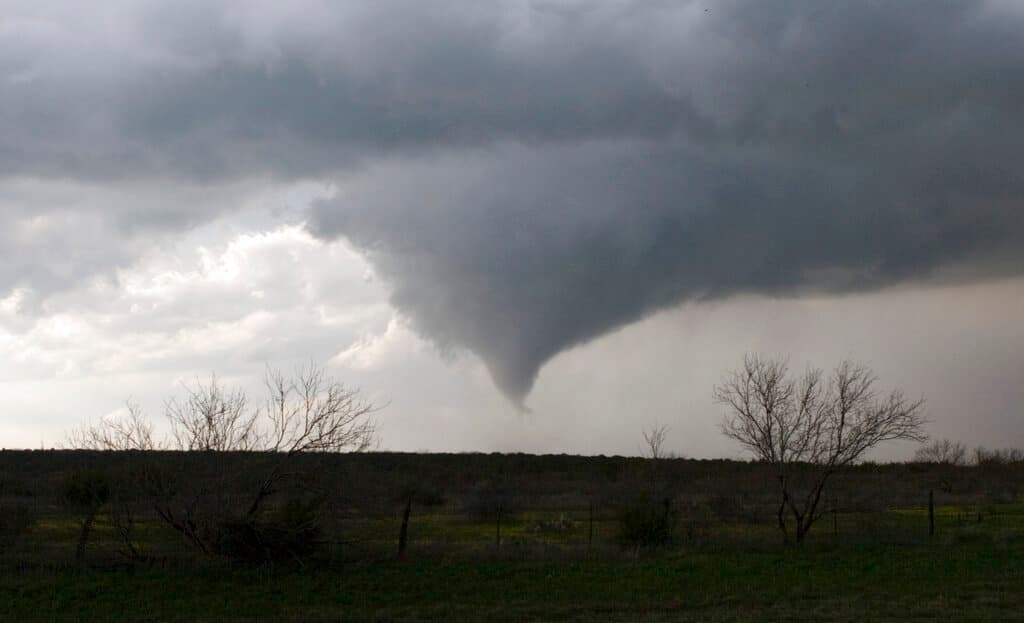 Tornado en Texas causa una muerte y obliga a evacuar a 20 familias