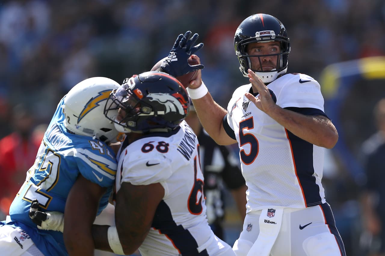 Denver Broncos 
<b>20-13</b> Los Angeles Chargers. Joe Flacco aguanta la presión de Uchenna Nwosu y lanza un pase de touchdown.