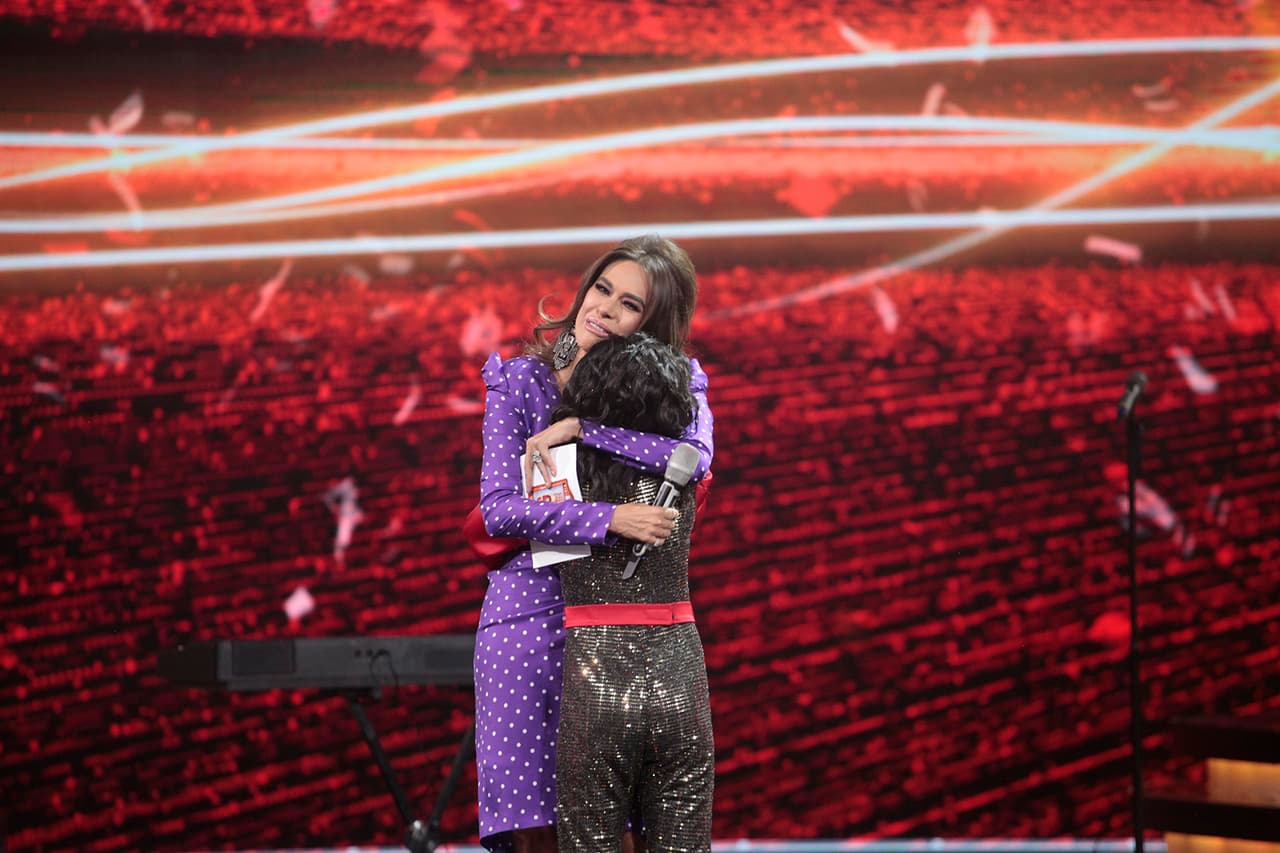 Adilene estaba tan contenta que se le escaparon las lágrimas y buscó los brazos de Galilea como consuelo.