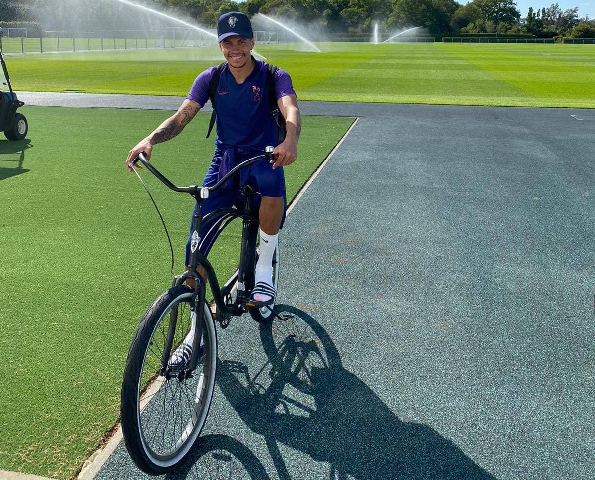 El mediocampista ofensivo de los Spurs, Delle Alli, disfruta del entrenamiento con todo y bicicleta.