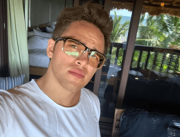 Adicional a su carrera como artista, Yurem se ha convertido en una estrella de redes sociales, donde comparte con sus seguidores divertidos videos, proyectos a futuro y mejores fotografías.