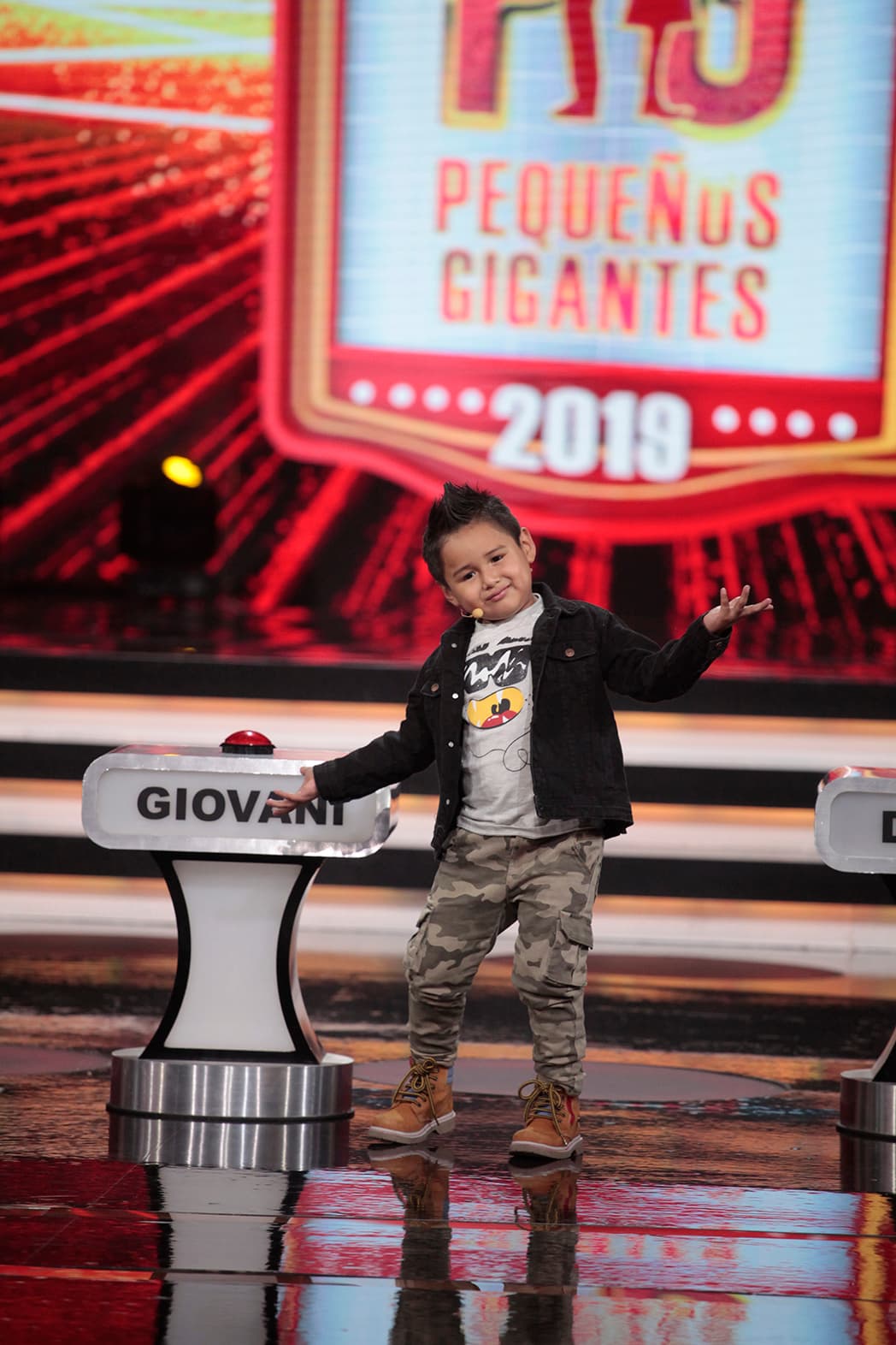 Entonces procedió a hacer algunos pasos de baile y a cantar en algunas pausas "Macumba, macumba".