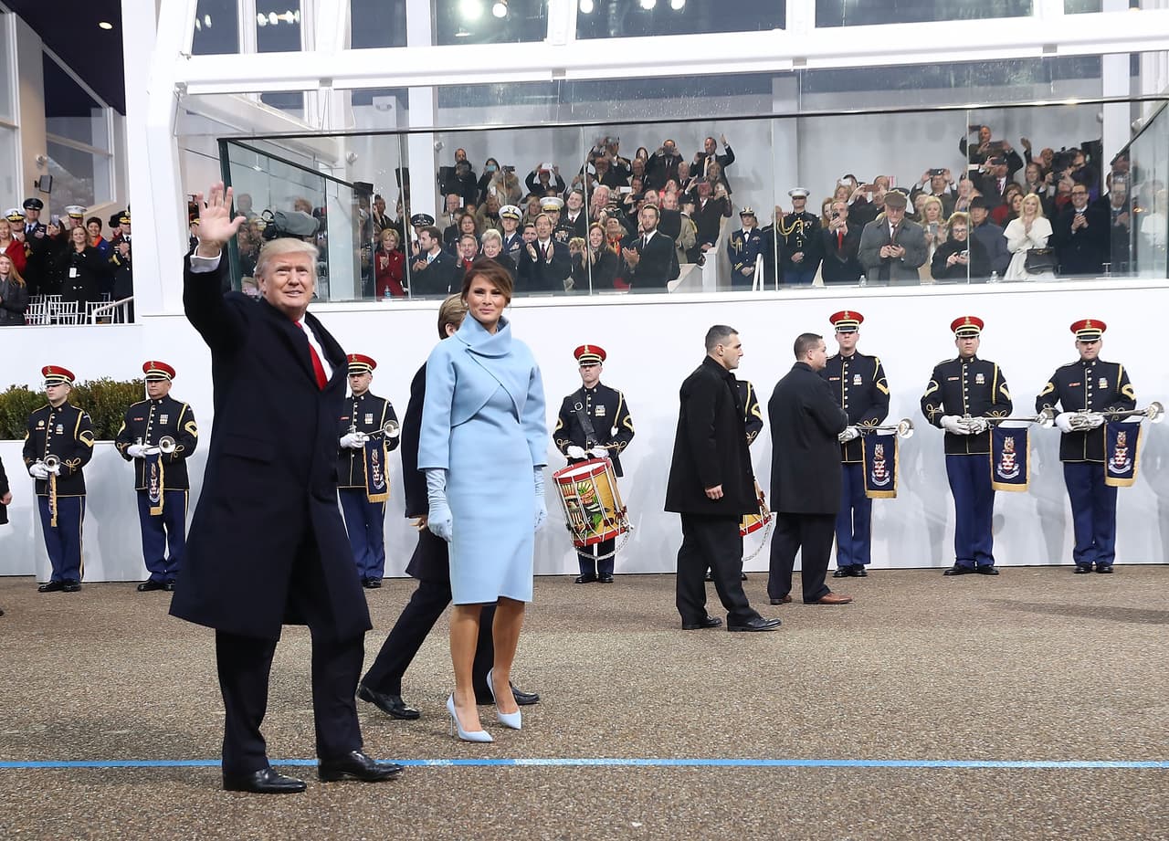 Los Trump frente a la tribuna donde contemplarán el paso del desfile inaugural.