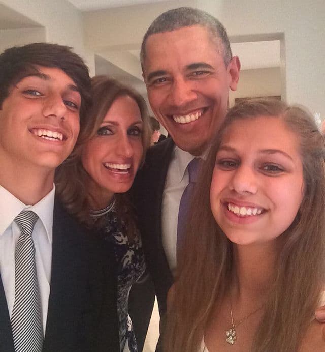 Los jóvenes pudieron conocer al expresidente Barack Obama. Lina fue la que le pidió que se tomara una foto con ellos.
